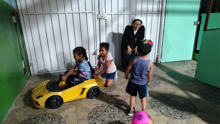 Hermanas que atienden el albergue casa Madre de la Misericordia y albergue Juan Pablo II Anexo del Hospital Bloom