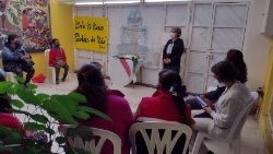 Lucía Herrerías partage la Parole.