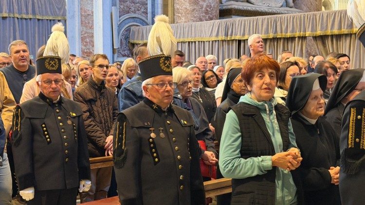 Uczestnicy dzisiejszej Mszy św. (ks. Paweł Rytel-Andrianik)