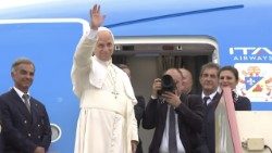 Papst Leo XIV. winkt zum Ende seiner Afrikareise nochmal kurz vor dem Rückflug diesen Donnerstag, 23.4.2026 - die Highlights der Reise in unserem Video