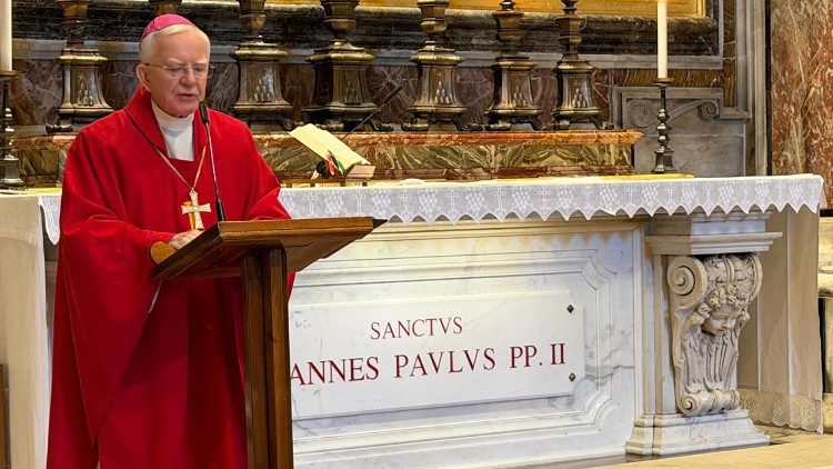 Arcibiskup Marek Jędraszewski při mši svaté u hrobu Jana Pavla II., 23. dubna 2026