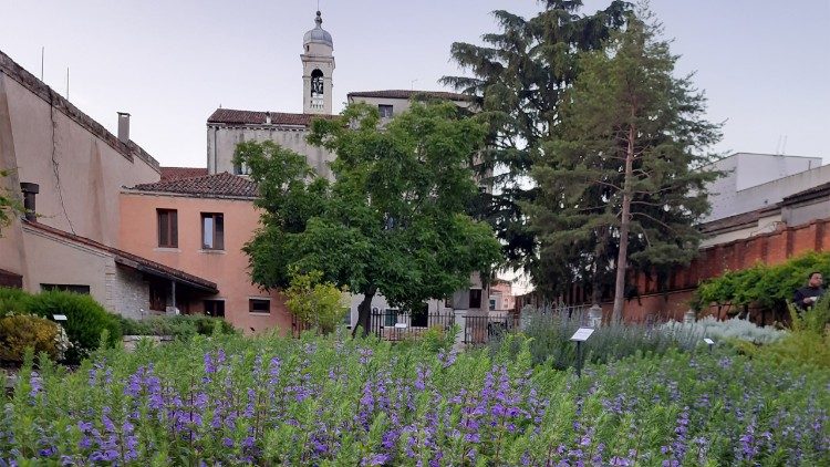 Im Giardino Mistico, der von der Gemeinschaft der Unbeschuhten Karmeliten gepflegt wird, ein Teil des Pavillons des Heiligen Stuhls, geht es um Hildegard von Bingen (Photo: Ermanno Barucco; Courtesy Provincia veneta dell’Ordine dei Carmelitani Scalzi)
