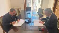 El prefecto Paolo Ruffini y el rector de la PUL, monseñor Amarante, firman el convenio para las publicaciones de la Universidad.
