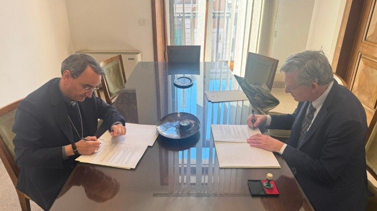 El prefecto Paolo Ruffini y el rector de la PUL, monseñor Amarante, firman el convenio para las publicaciones de la Universidad.