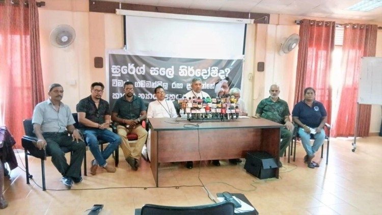பாதிக்கப்பட்டவர்களுக்கு நீதி கிடைப்பதை உறுதி செய்யப் பணியாற்றும் அருள்பணி ரோகன் சில்வா மற்றும் சிலர் 