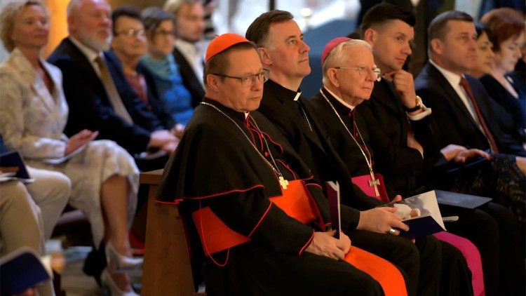 Kard. Grzegorz Ryś zwr&oacute;cił uwagę, że „Tryptyk rzymski” prowadzi do przekroczenia dw&oacute;ch istotnych prog&oacute;w: spotkania z drugim człowiekiem oraz z Bogiem-Sędzią