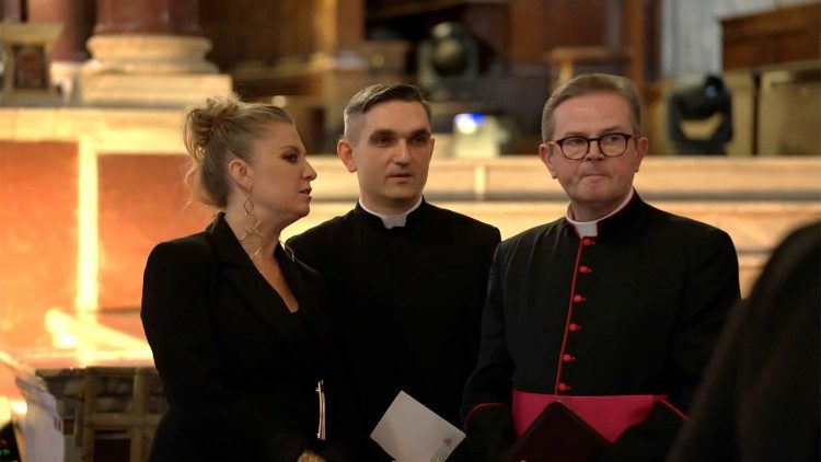 Ks. prał. Paweł Ptasznik, Rektor Kościoła i Hospicjum św. Stanisława BM w Rzymie, przypomniał, że Jan Paweł II napisał „Tryptyk rzymski” w 2002 roku w Castel Gandolfo jako poetycką medytację o Bogu