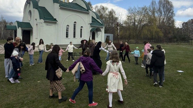 Діти під час Великодня біля греко-католицького храму в Славутичі