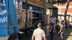 W chwili ataku w magazynie znajdowało się ponad 100 tys. sztuk sprzętu i pomocy humanitarnej. Na zdjęciu pomoc, która dotarła pod konice kwietnia z Watykanu