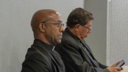 L'évêque Charles Jordan Gordon et l'un de ses confrères évêques lors de la réunion au dicastère pour la Communication