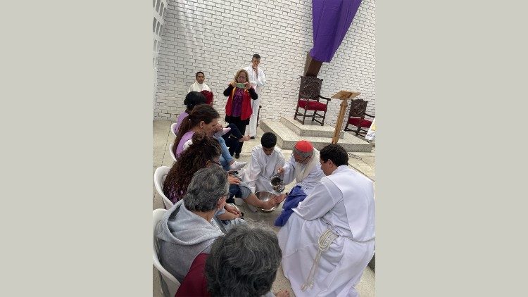 ĐHY Luis Jos&eacute; rửa ch&acirc;n cho c&aacute;c chị