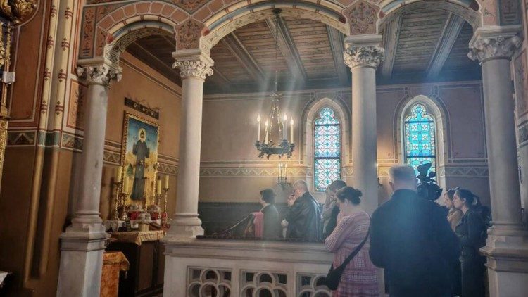 Molitva pred moćima sv. Šarbela u katedrali Presvetog Trojstva u Križevcima (Foto: Marija Belošević)