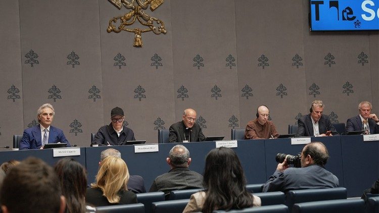 La conferencia de prensa en la Sala de Prensa de la Santa Sede   (@VaticanNews)