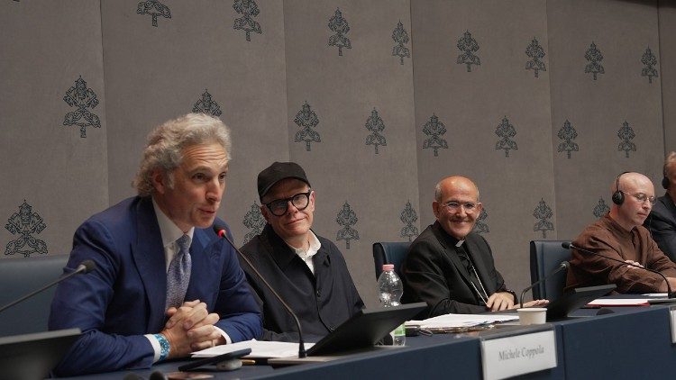 La conferencia de prensa en la Sala de Prensa de la Santa Sede   (@VaticanNews)