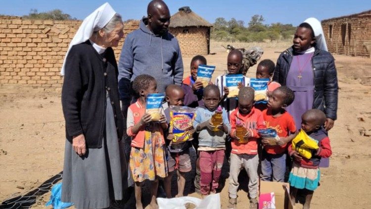 As religiosas que distribuem alimentos na aldeia