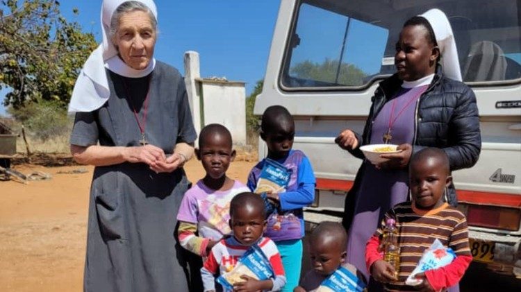 As religiosas durante a distribui&ccedil;&atilde;o de alimentos &agrave;s crian&ccedil;as da comunidade