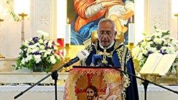 البطريرك ميناسيان: لا أحد يستطيع إنهاء شعبٍ تمسَّك بقدرة الإله القائم من الموت