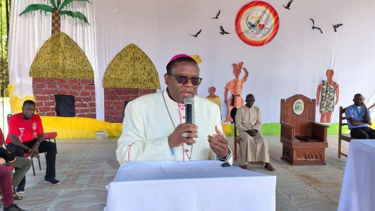 Bishop V&iacute;tor Quematcha gave the Catechesis