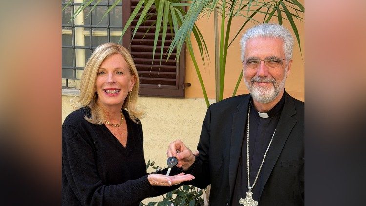 El prefecto del Dicasterio para el Servicio de la Caridad, monse&ntilde;or Luis Mar&iacute;n de San Mart&iacute;n, y la presidenta de Cross Catholic Outreach, Michele Sagarino
