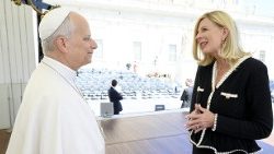 El Papa León se reúne con la presidenta de Cross Catholic Outreach, Michele Sagarino