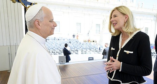 El Papa León se reúne con la presidenta de Cross Catholic Outreach, Michele Sagarino