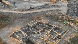 Zona X, pranë Pallatit Asirian të Megidos / Ekspeditës së Megidos