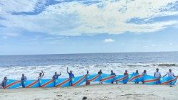 Geste posé par la caravane panafricaine pour Paix et l'Unité en RDC au bord de l'océan Atlantique - Photo d'illustration 