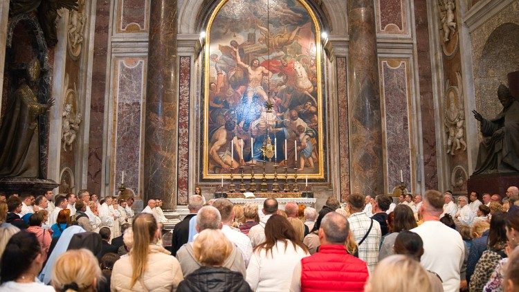 Msza św. przy grobie papieża Polaka w każdy czwartek gromadzi wielu rodak&oacute;w