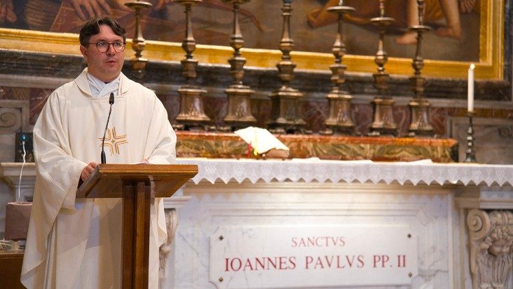 Ks. Marek Story przewodniczący Mszy św. przy grobie św. Jana Pawła II