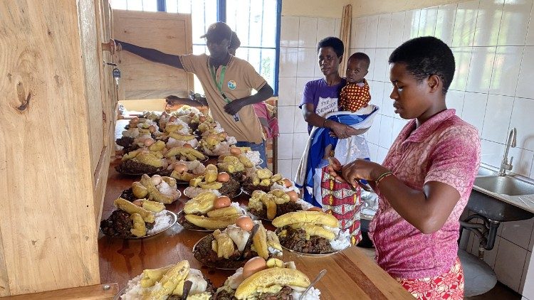 Focsiv News, Preparazione di piatti in Ruanda, nel quadro di un'iniziativa dell'organizzazione Movimento lotta alla fame nel mondo