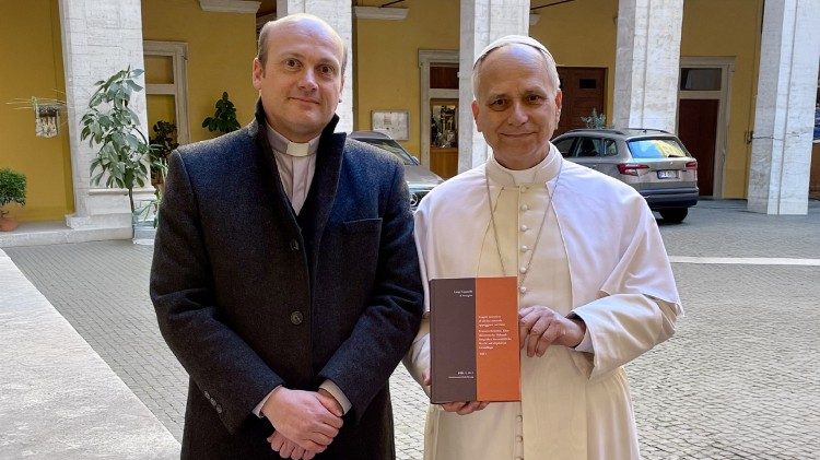 Der erste Band der neuen Edition wird dem Papst überreicht
