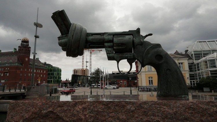 La scultura con la pistola annodata dell'artista svedese Carl Fredrik Reutersward.