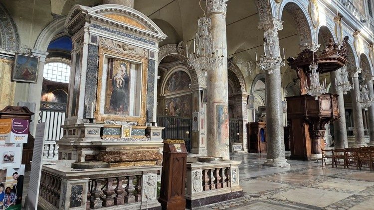 Colonne di spoglio lungo la navata centrale e altare votivo ricavato inglobando un dipinto della Vergine