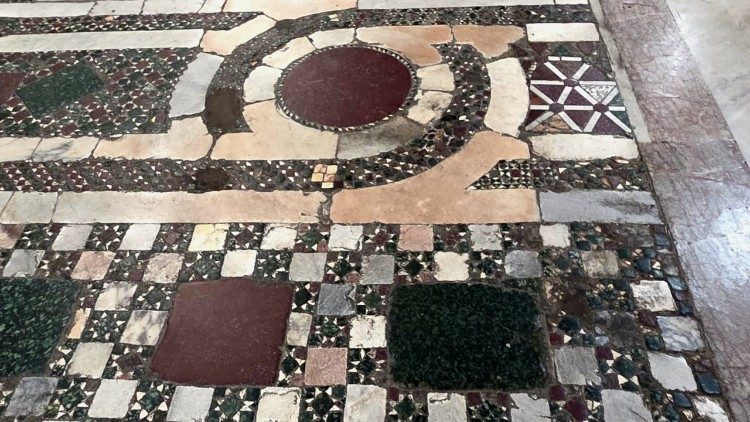 Dettaglio del pavimento nella navata centrale 