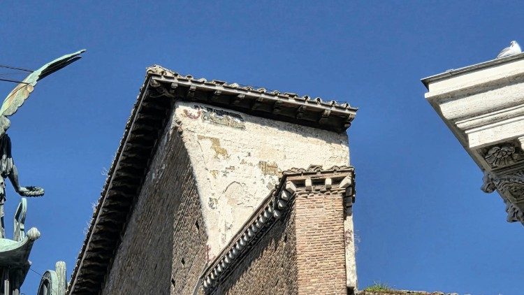 Il cavetto sulla facciata e sul lato ancora visibili resti dei mosaici