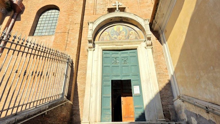 Ingresso della basilica sul lato di Piazza del Campidoglio, corrispondente al transetto, primitivo corpo della chiesa benedettina