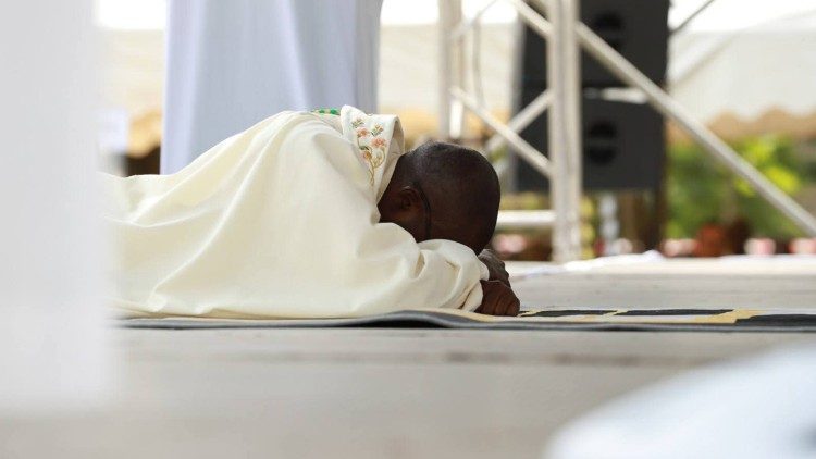 Illustration de la prostration du nouvel &eacute;v&ecirc;que lors de la litanie des saints