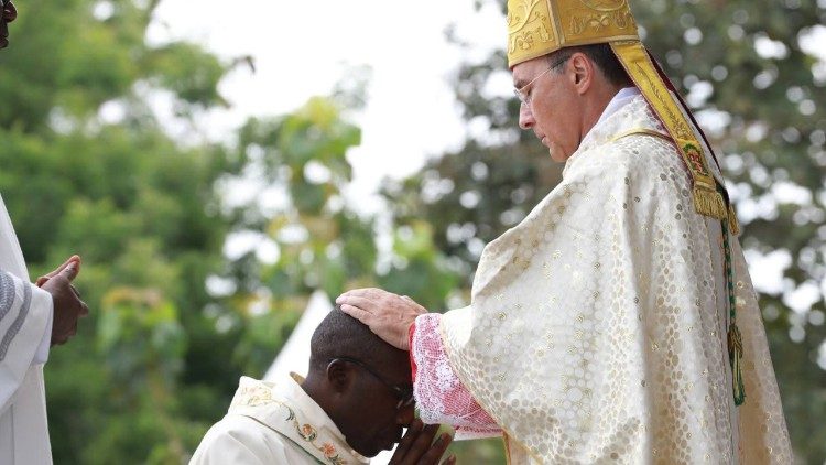 Consacration du  Mgr Jean-Pierre Tanoh Tiémélé  par le noce apostolique