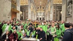 2026.01.05 I Volontari del Giubileo compiono l'ultimo pellegrinaggio alla Porta Santa