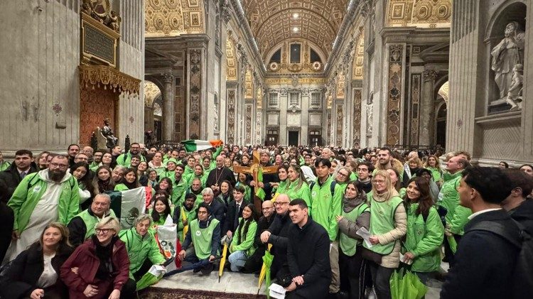 2026.01.05 I Volontari del Giubileo compiono l'ultimo pellegrinaggio alla Porta Santa