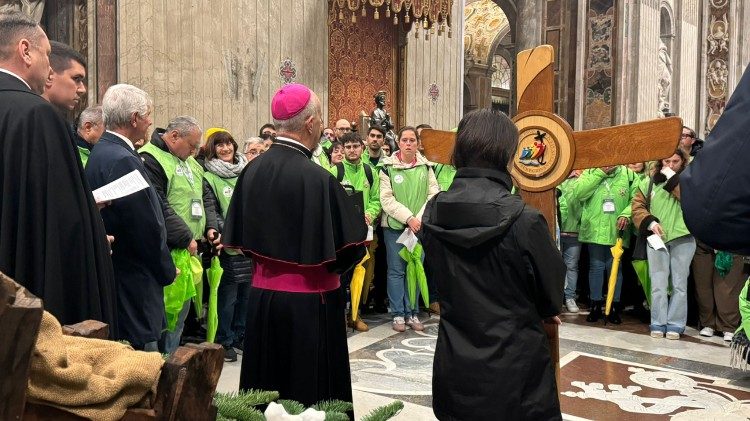 L'arcivescovo Fisichella si rivolge ai volontari del Giubileo