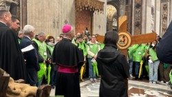 2026.01.05 I Volontari del Giubileo compiono l'ultimo pellegrinaggio alla Porta Santa