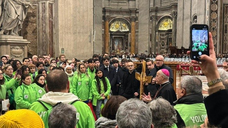 O arcebispo Fisichella dirige-se aos volunt&aacute;rios do Jubileu