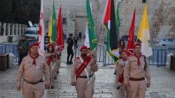 Escoteiros de Belém em frente à entrada da Basílica da Natividade.