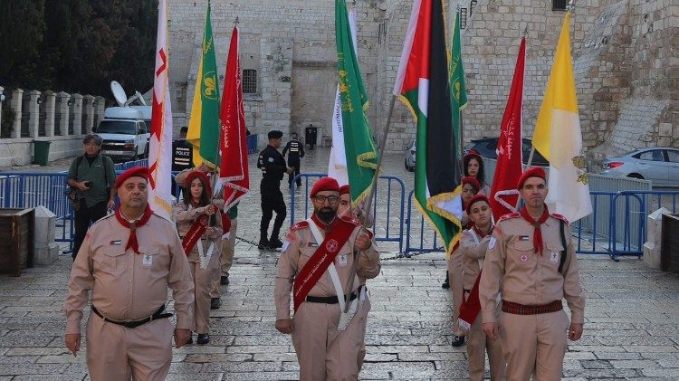 Escoteiros de Belém em frente à entrada da Basílica da Natividade.