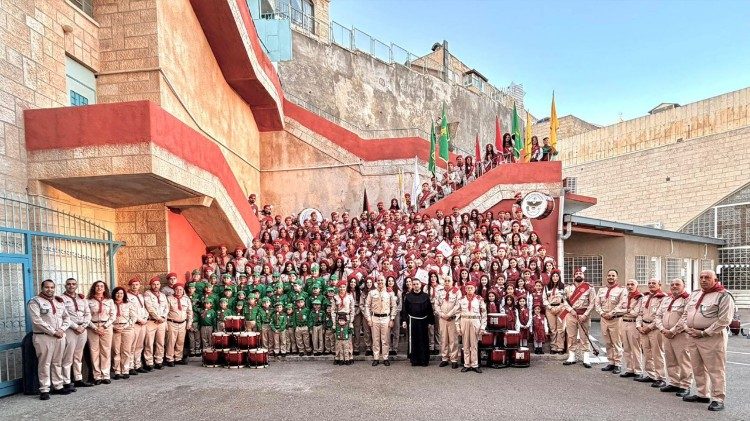 Foto de grupo dos Escoteiros de Bel&eacute;m com o p&aacute;roco, Padre Raffaele Tayem.