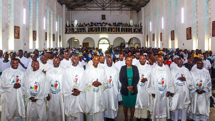 Centenas de fi&eacute;is provenientes de diferentes par&oacute;quias, na Missa de encerramento do Ano Santo 2025