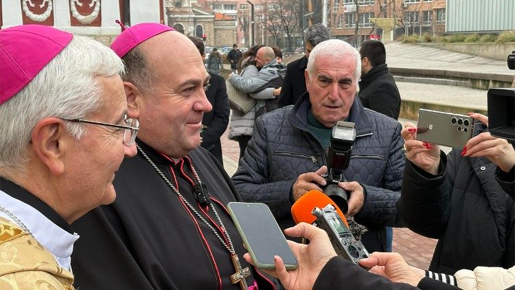 Монсеньор Станев разговаря с журналисти след церемонията