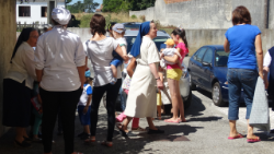 Las hermanas dan un paseo con los residentes