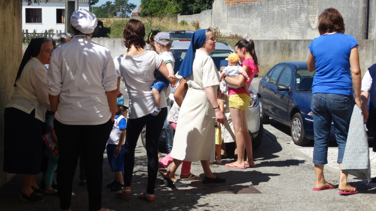 Las hermanas dan un paseo con los residentes